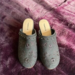 Torrid Gray Floral Embroidered Mules